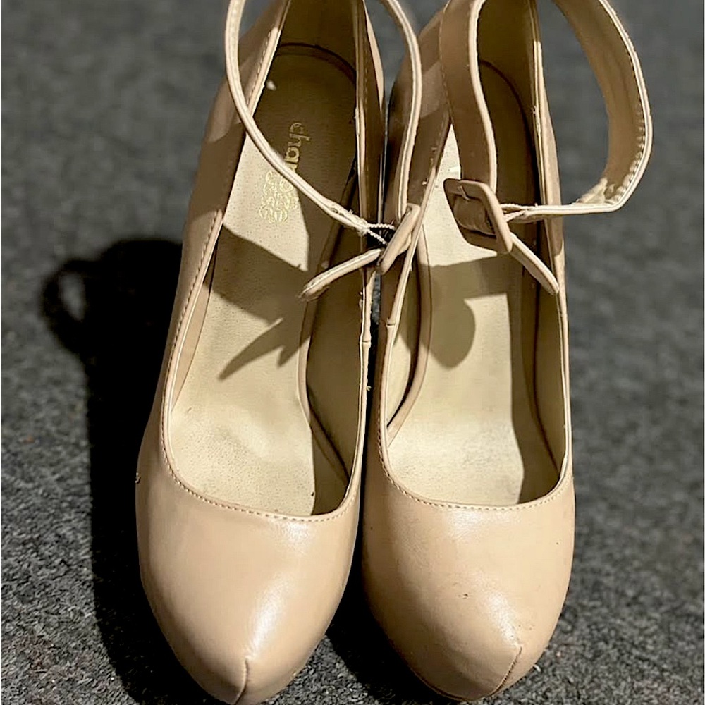 ‘Charlotte Russe Tan heels 
SZ: 8.5